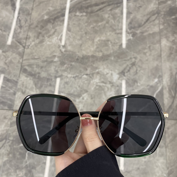 Sieviešu kvadrātveida brilles ar plānu rāmi