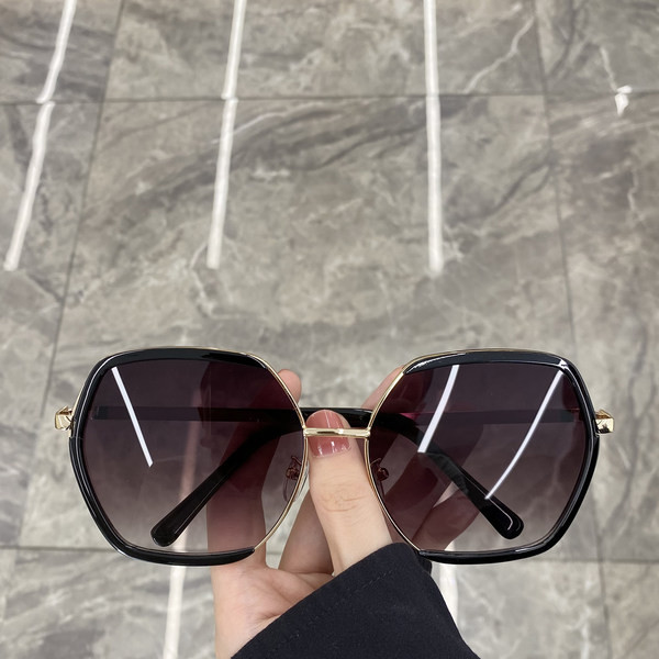 Sieviešu kvadrātveida brilles ar plānu rāmi