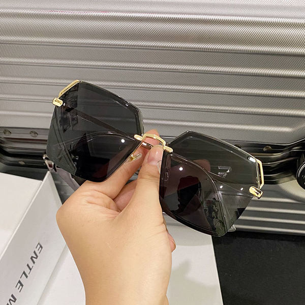 Modernas saulesbrilles - sievietēm