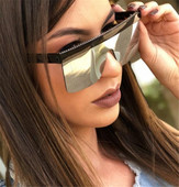 Mūsdienīgas brilles ar brilles tipa maskas kvadrātveida formu