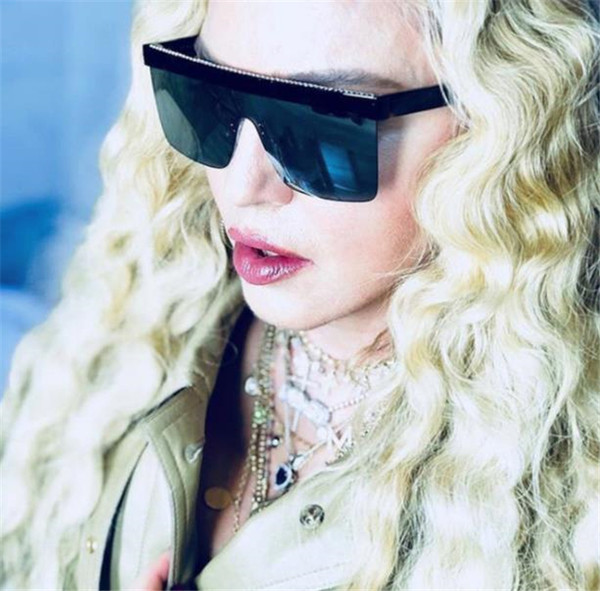 Mūsdienīgas brilles ar brilles tipa maskas kvadrātveida formu