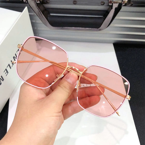 Jauns sieviešu briļļu modelis četrās krāsās