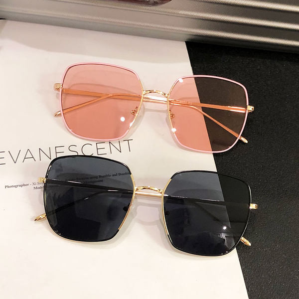 Jauns sieviešu briļļu modelis četrās krāsās