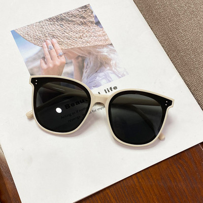 Kvadrātveida saulesbrilles sievietēm