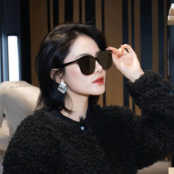 Kvadrātveida saulesbrilles sievietēm