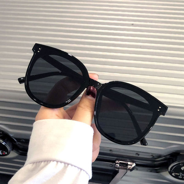 Kvadrātveida saulesbrilles sievietēm