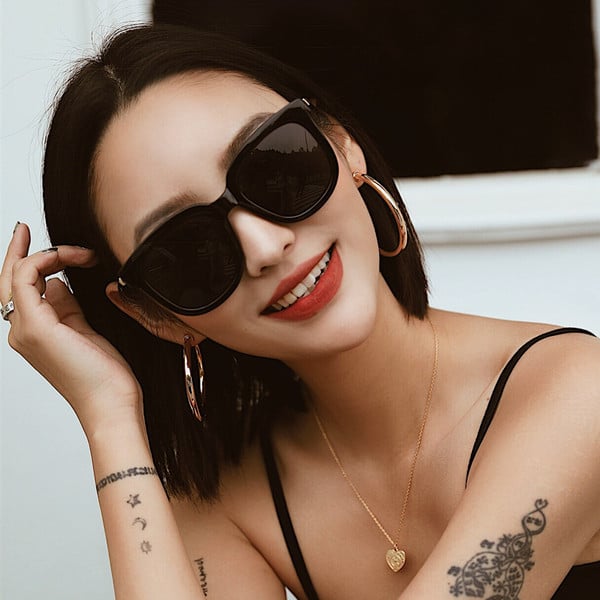 Aktuālās sieviešu saulesbrilles ar spoguļa efektu un plānu rāmi