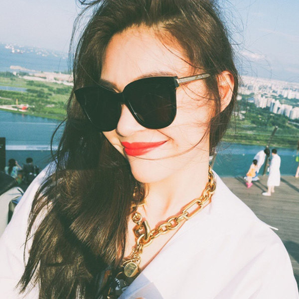 Aktuālās sieviešu saulesbrilles ar spoguļa efektu un plānu rāmi