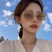 Modernas sieviešu kvadrātveida saulesbrilles ar plānu rāmi