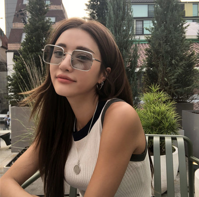 Modernas sieviešu kvadrātveida saulesbrilles ar plānu rāmi