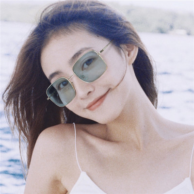 Modernas sieviešu kvadrātveida saulesbrilles ar plānu rāmi