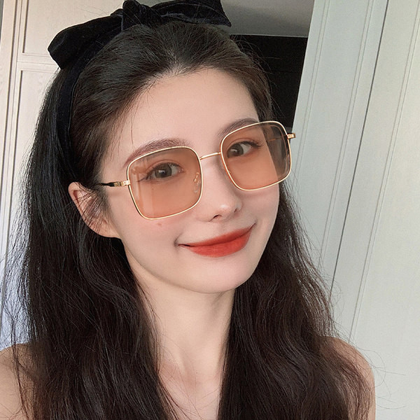 Modernas sieviešu kvadrātveida saulesbrilles ar plānu rāmi
