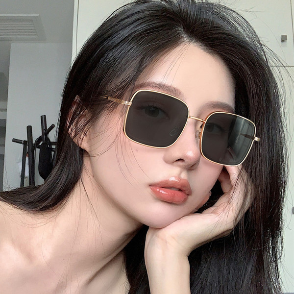Modernas sieviešu kvadrātveida saulesbrilles ar plānu rāmi