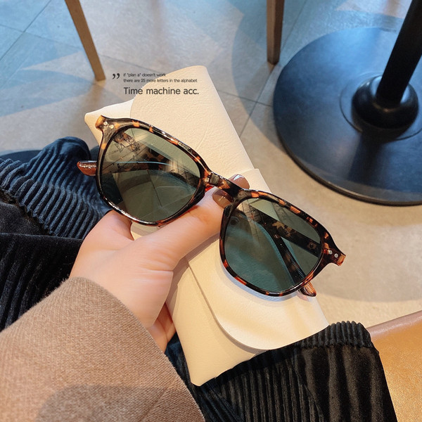 Retro sieviešu brilles ar biezu rāmi