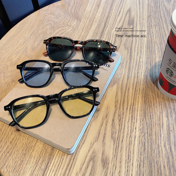 Retro sieviešu brilles ar biezu rāmi