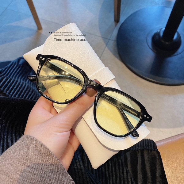 Retro sieviešu brilles ar biezu rāmi