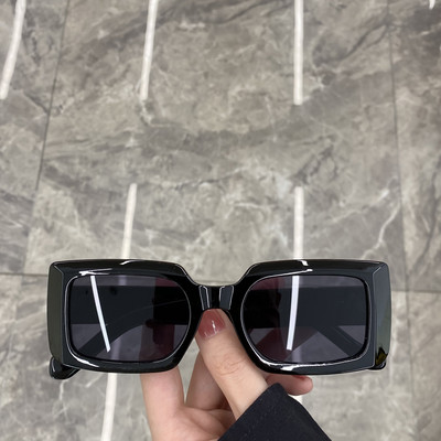 Moteriški akiniai nestandartinės formos – kelių spalvų