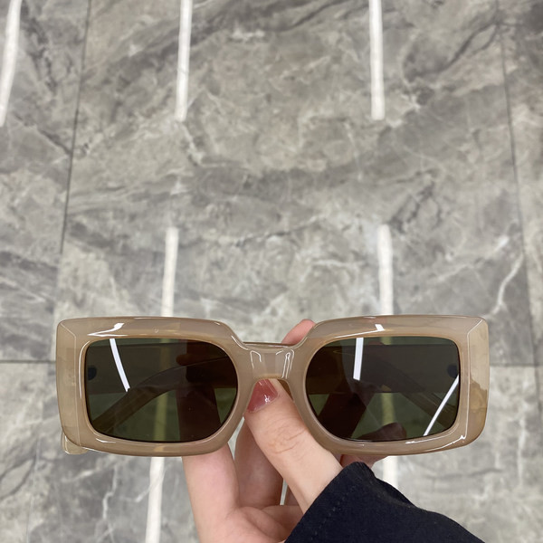 Moteriški akiniai nestandartinės formos – kelių spalvų