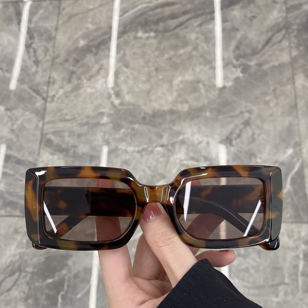 Moteriški akiniai nestandartinės formos – kelių spalvų