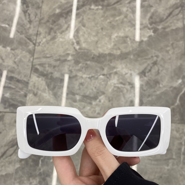 Moteriški akiniai nestandartinės formos – kelių spalvų