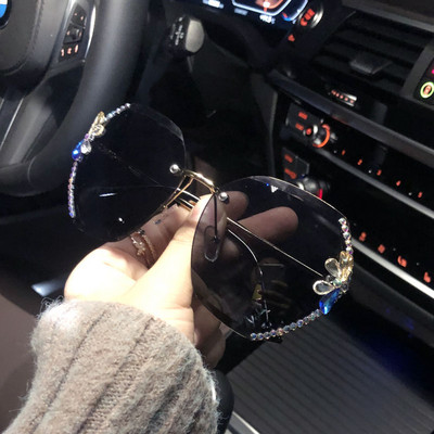 Jauns briļļu modelis ar dekoratīviem akmeņiem