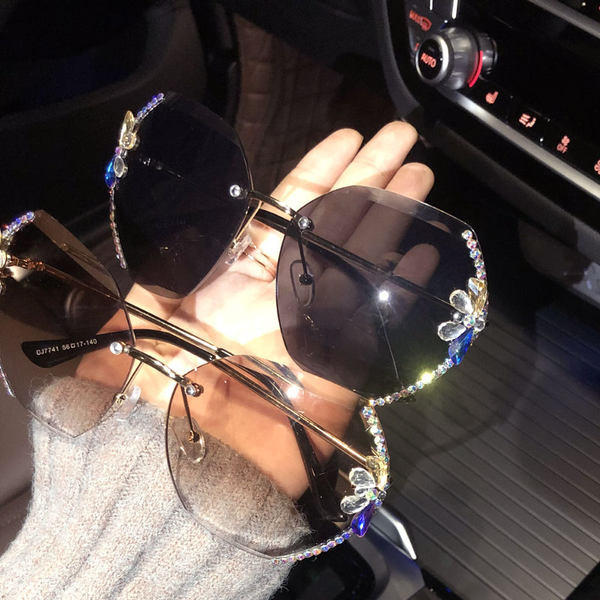 Jauns briļļu modelis ar dekoratīviem akmeņiem