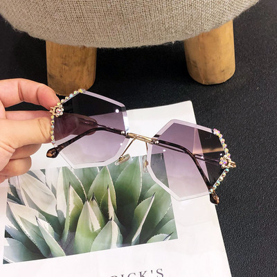 Aktuālas saulesbrilles ar akmeņu apdari