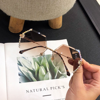 Aktuālas saulesbrilles ar akmeņu apdari