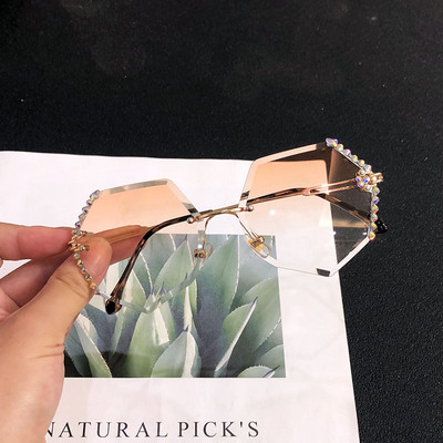 Aktuālas saulesbrilles ar akmeņu apdari