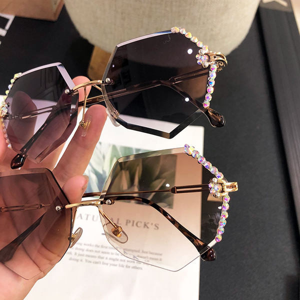 Aktuālas saulesbrilles ar akmeņu apdari