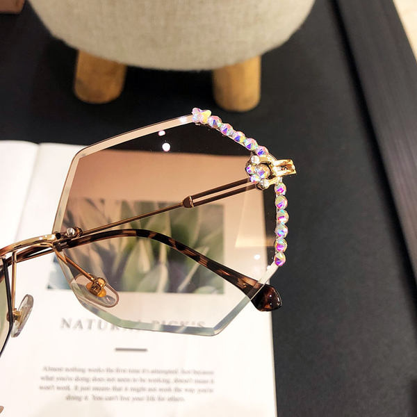 Aktuālas saulesbrilles ar akmeņu apdari