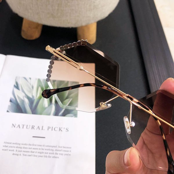 Aktuālas saulesbrilles ar akmeņu apdari