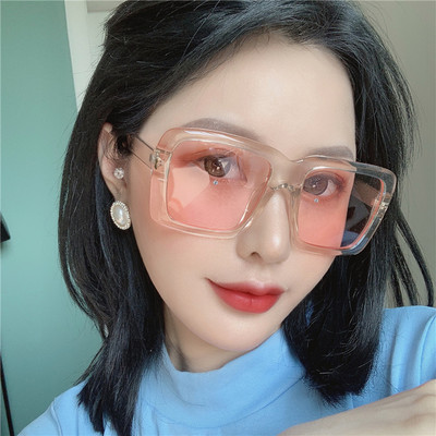 Stilīgas saulesbrilles kvadrāta formā