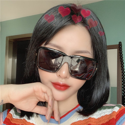 Stilīgas saulesbrilles kvadrāta formā