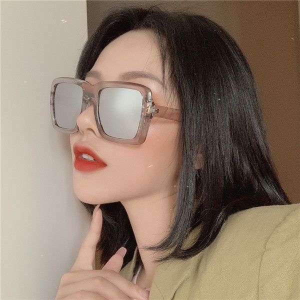 Stilīgas saulesbrilles kvadrāta formā