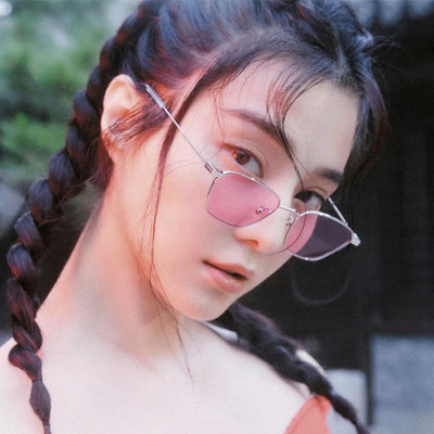 Sieviešu modernas brilles nestandarta formā ar plānu rāmi