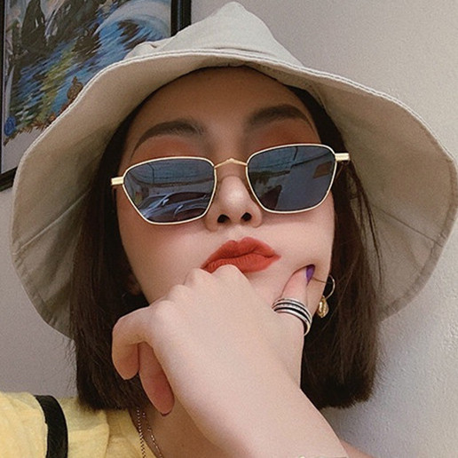 Sieviešu modernas brilles nestandarta formā ar plānu rāmi