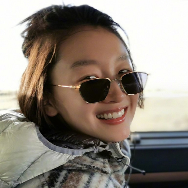 Sieviešu modernas brilles nestandarta formā ar plānu rāmi