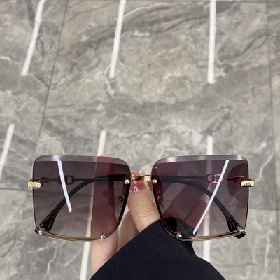 Sieviešu saulesbrilles kvadrāta formā un plānā ietvarā