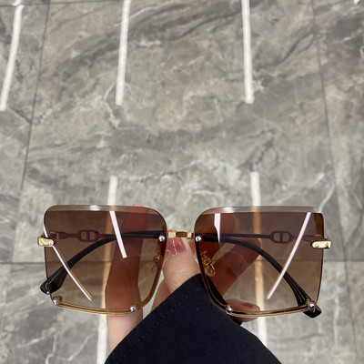 Sieviešu saulesbrilles kvadrāta formā un plānā ietvarā