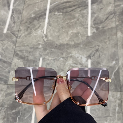 Sieviešu saulesbrilles kvadrāta formā un plānā ietvarā