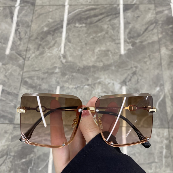 Sieviešu saulesbrilles kvadrāta formā un plānā ietvarā