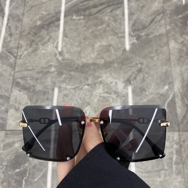Sieviešu saulesbrilles kvadrāta formā un plānā ietvarā