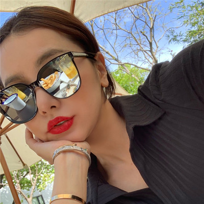 Modernas kvadrātveida brilles ar spoguļa efektu un plānu rāmi