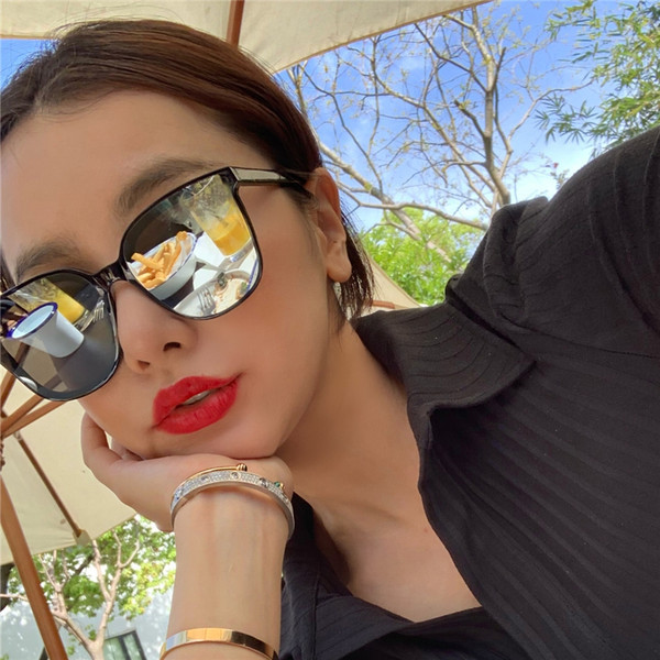 Modernas kvadrātveida brilles ar spoguļa efektu un plānu rāmi