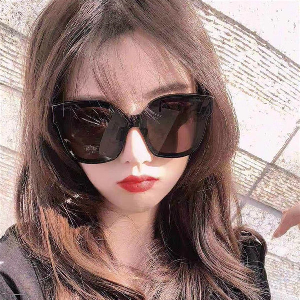 Modernas kvadrātveida brilles ar spoguļa efektu un plānu rāmi