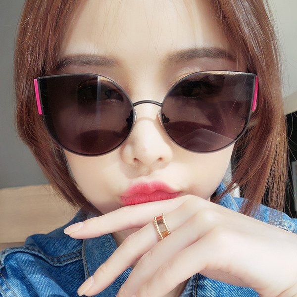 Sieviešu saulesbrilles ar UV aizsardzību - trīs krāsās