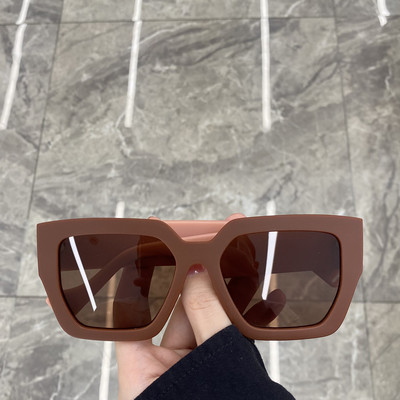 Sieviešu brilles ar platu rāmi