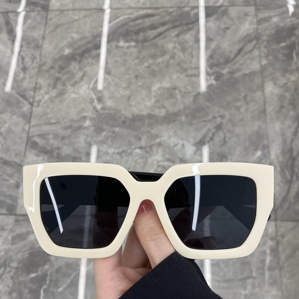 Sieviešu brilles ar platu rāmi