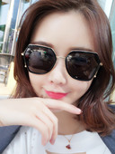 Jauns saulesbriļļu modelis ar metāla rāmi un UV aizsardzību